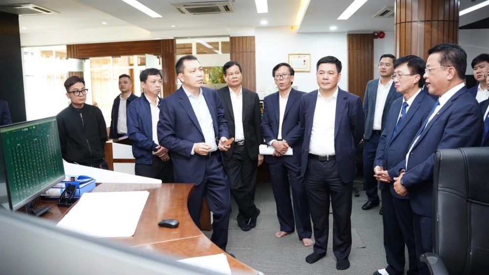 Bộ trưởng Bộ Công Thương Nguyễn Hồng Diên đến thăm, chúc Tết Tổng công ty Điện lực miền Trung. Ảnh: EVNCPC