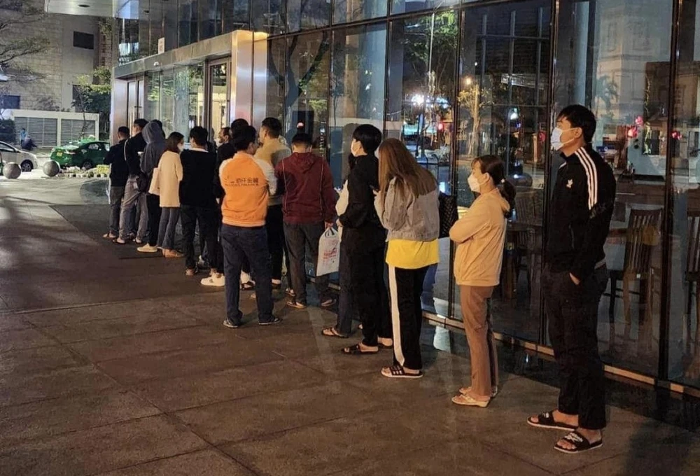 Người dân Đà Nẵng xếp hàng từ mờ sáng chờ xác nhận lý lịch tư pháp. Ảnh: AM