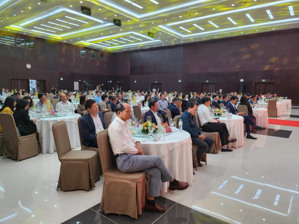 Hơn 250 đại biểu đại diện cho các hiệp hội, DN tiêu biểu trên địa bàn Đà Nẵng tham dự buổi gặp mặt. Ảnh: TẤN VIỆT