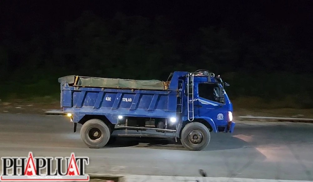 Xe ben chở đất múc trộm từ đèo ông Gấm (xã Hòa Sơn, huyện Hòa Vang) đi san lấp các dự án vào tối 4-10-2022. Ảnh: TẤN VIỆT