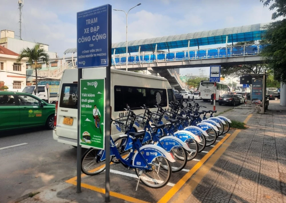 Một trạm xe đạp công cộng vừa được lắp đặt trên đường Nguyễn Tri Phương, Đà Nẵng. Ảnh: Datramac