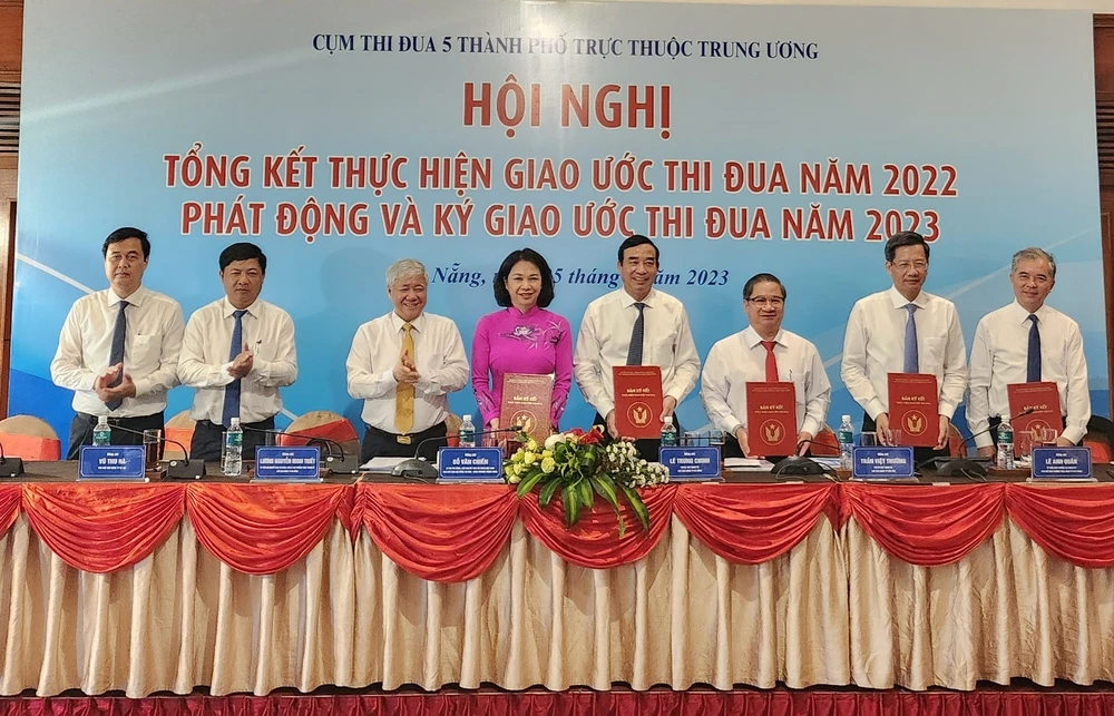 Năm TP trực thuộc Trung ương ký kết giao ước thi đua năm 2023. Ảnh: TẤN VIỆT