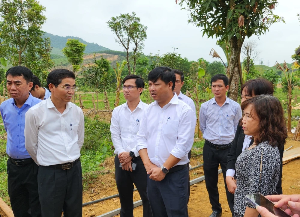 Chủ tịch HĐND TP Đà Nẵng Lương Nguyễn Minh Triết (giữa) kiểm tra việc đầu tư dự án Bana Rita Camping Farm. Ảnh: TẤN VIỆT