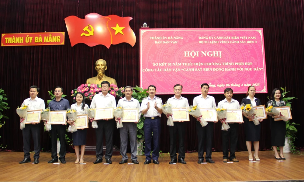 Bộ Tư lệnh Vùng CSB 2 trao tặng 100 suất quà cho ngư dân. Ảnh: TẤN VIỆT