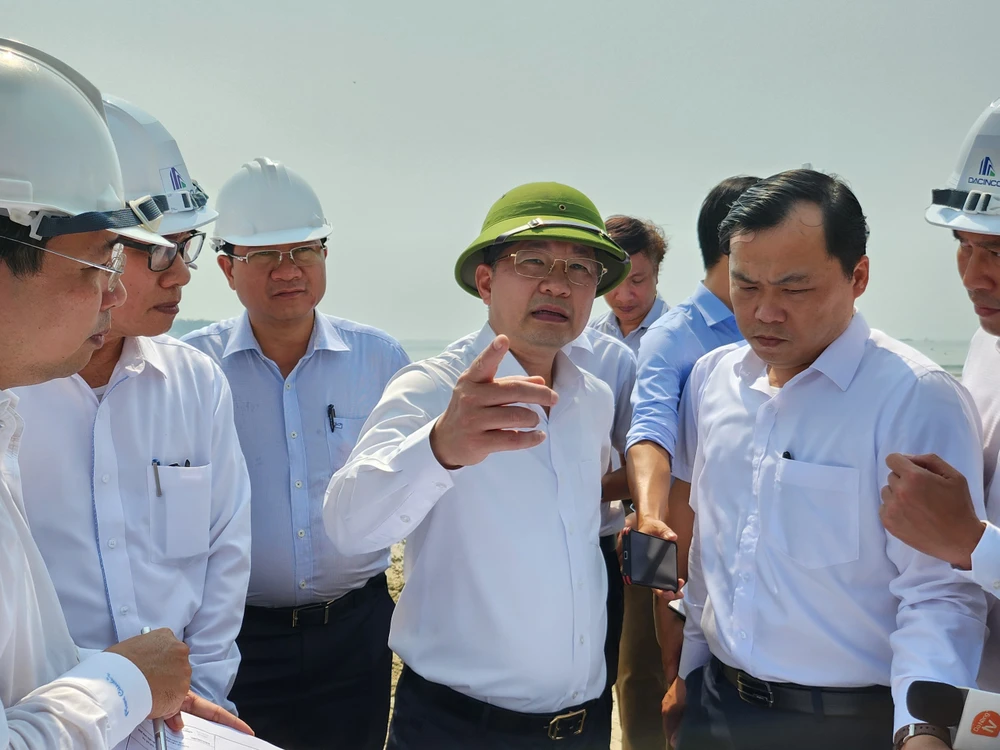 Bí thư Thành ủy Đà Nẵng Nguyễn Văn Quảng kiểm tra dự án Cải thiện môi trường nước phía Đông quận Sơn Trà. Ảnh: TẤN VIỆT