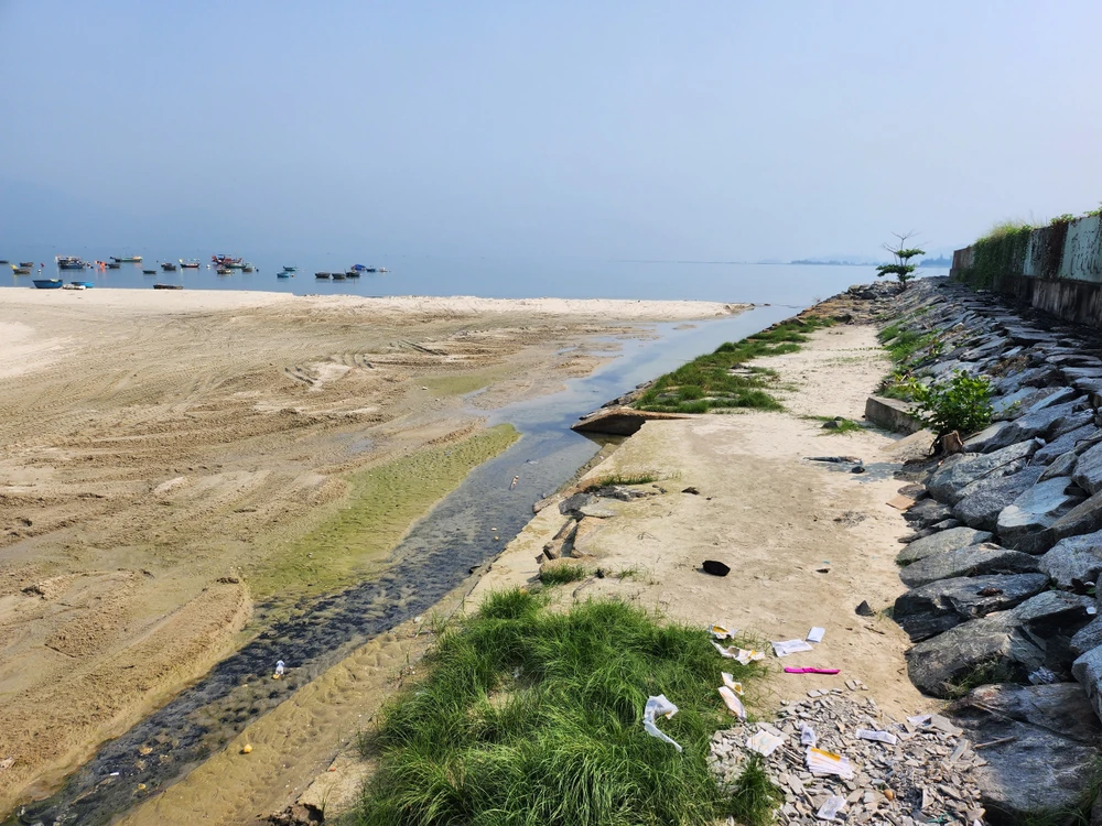 Nước thải tràn ra vịnh Đà Nẵng. Ảnh: TẤN VIỆT