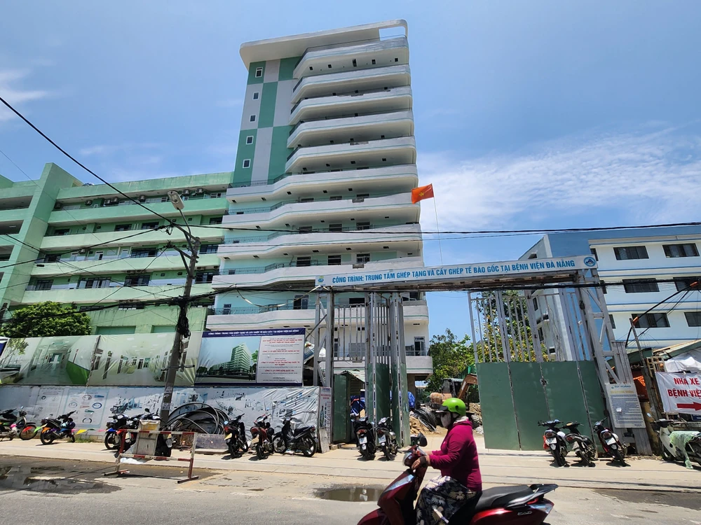 Đà Nẵng đang triển khai đồng loạt nhiều dự án đầu tư, nâng cấp các cơ sở y tế. Trong ảnh: Trung tâm Ghép tạng và cấy ghép tế bào gốc đang dần hoàn thiện. Ảnh: TẤN VIỆT Đà Nẵng đang triển khai đồng loạt nhiều dự án đầu tư, nâng cấp các cơ sở y tế. Trong ảnh: Trung tâm Ghép tạng và cấy ghép tế bào gốc đang dần hoàn thiện. Ảnh: TẤN VIỆT