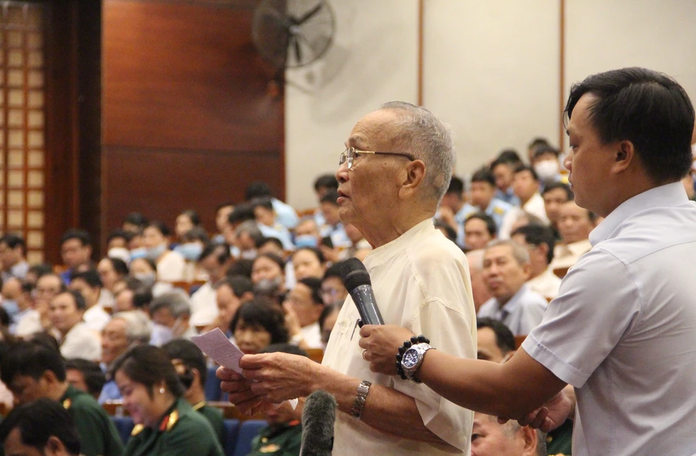 Cử tri Nguyễn Trí Tổng (quận Hải Châu, Đà Nẵng) phát biểu về công tác PCTN. Ảnh: TẤN VIỆT