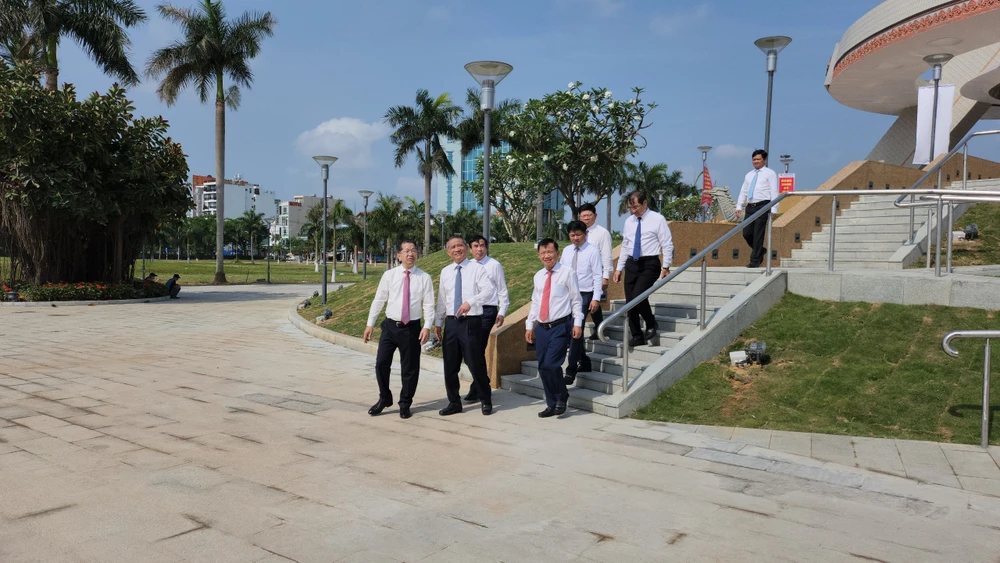 Lãnh đạo, nguyên lãnh đạo Đà Nẵng tham quan Đài tưởng niệm liệt sĩ TP. Ảnh: TẤN VIỆT