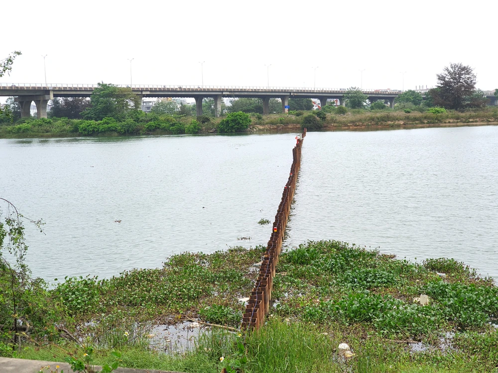 Đập tạm ngăn mặn trên sông Cẩm Lệ từng được đắp vào năm 2020. Ảnh: TẤN VIỆT