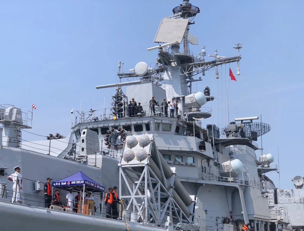 Khí tài trên tàu INS Delhi. Ảnh: TẤN VIỆT