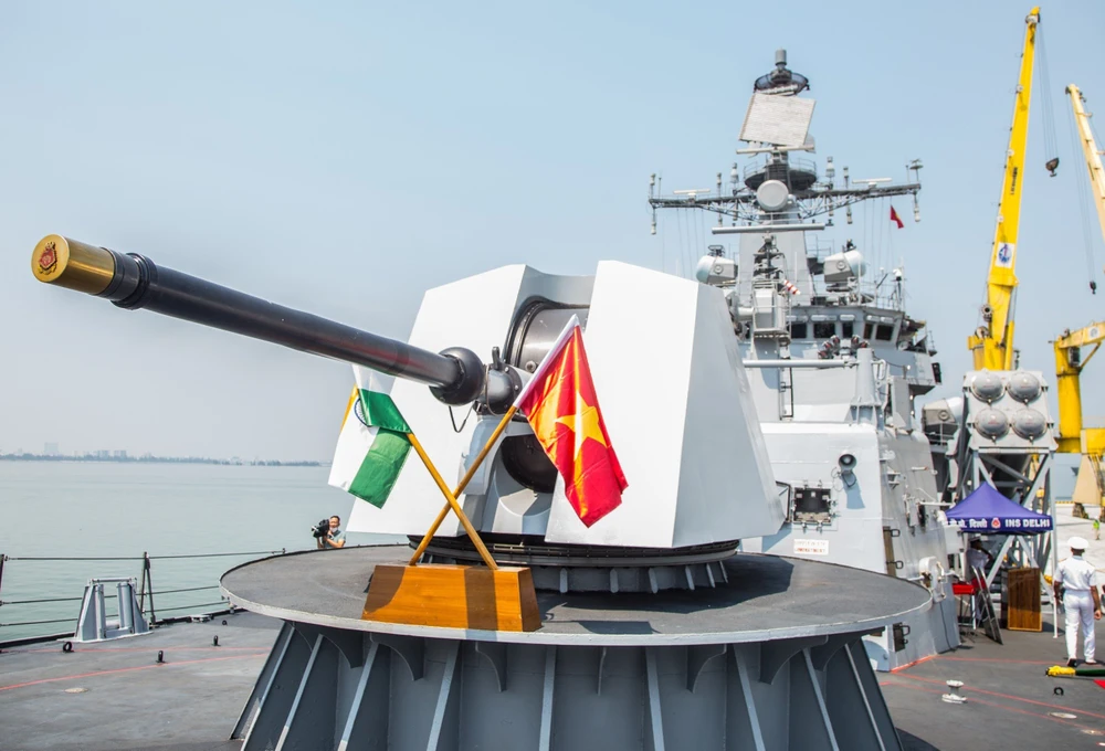 Họng pháo trên tàu khu trục của Hải quân Ấn Độ. Ảnh: TẤN VIỆT