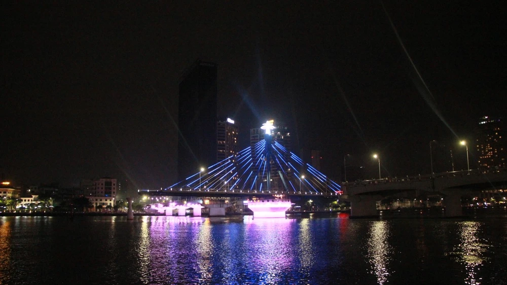 UBND TP Đà Nẵng cũng thống nhất không quay cầu sông Hàn trong các đêm 10-6, 17-6, 24-6 và 8-7. Ảnh: NGÔ QUANG UBND TP Đà Nẵng cũng thống nhất không quay cầu sông Hàn trong các đêm 10-6, 17-6, 24-6 và 8-7. Ảnh: NGÔ QUANG