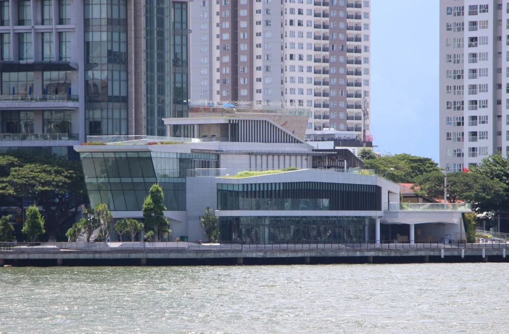 Nhà hàng và bến du thuyền liên quan tới ông Phan Văn Anh Vũ hoang phế ven sông Hàn, Đà Nẵng. Ảnh: TẤN VIỆT