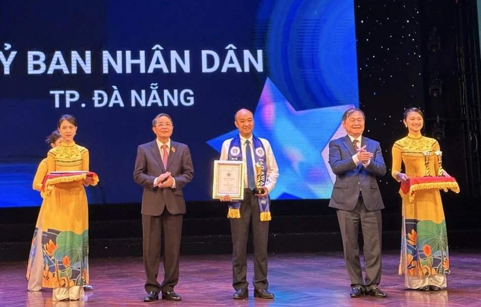 Phó Chủ tịch UBND TP Đà Nẵng Lê Quang Nam thay mặt TP nhận giải thưởng tại chương trình Top công nghiệp 4.0 Việt Nam. Ảnh: BTC