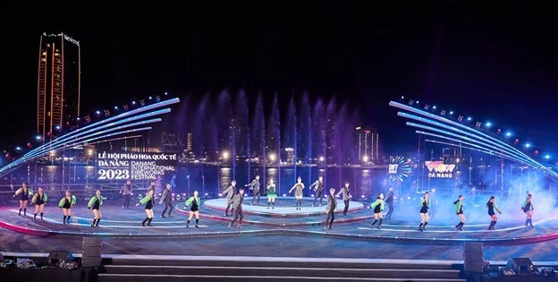 Hàng trăm vũ công, ca sĩ đến tổng duyệt, sẵn sàng cho màn thi ánh sáng mãn nhãn của Pháp và Canada. Ảnh: SG