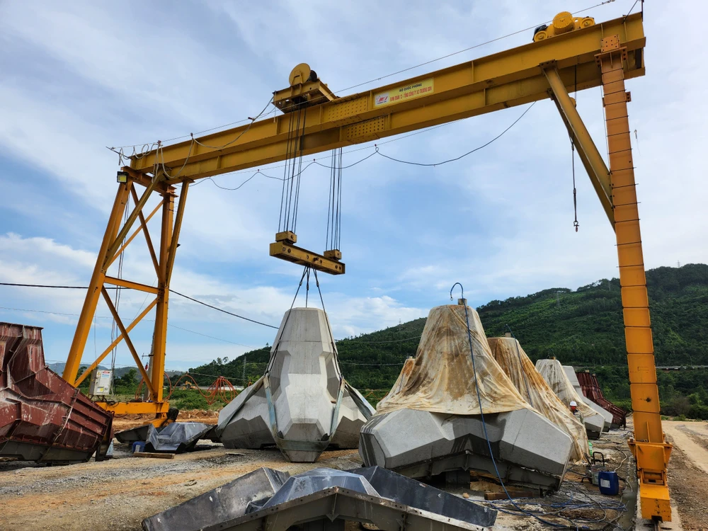 Dự án cảng Liên Chiểu hiện cần 10.000 khối phủ Rakuna các loại 25 tấn và 12 tấn. Ảnh: TẤN VIỆT