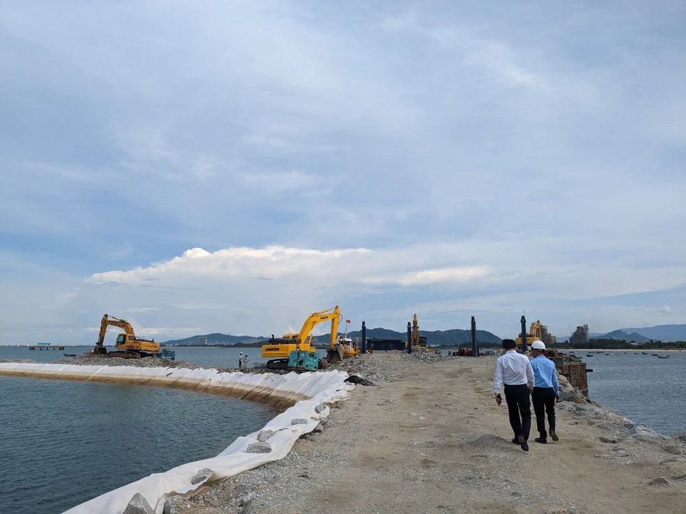 Cảng Liên Chiểu tổng lực thi công. Ảnh: TẤN VIỆT