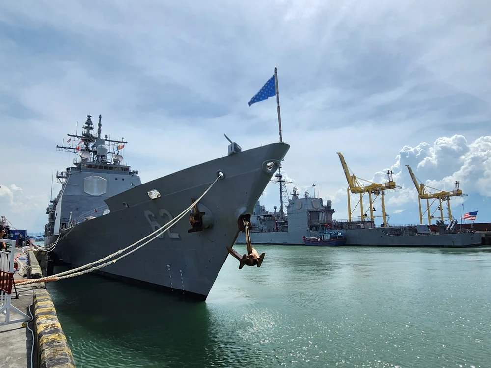 2 tàu tuần dương hộ tống tàu sân bay Mỹ cập cảng Tiên Sa ảnh 4 2 tàu tuần dương hộ tống tàu sân bay Mỹ cập cảng Tiên Sa ảnh 4