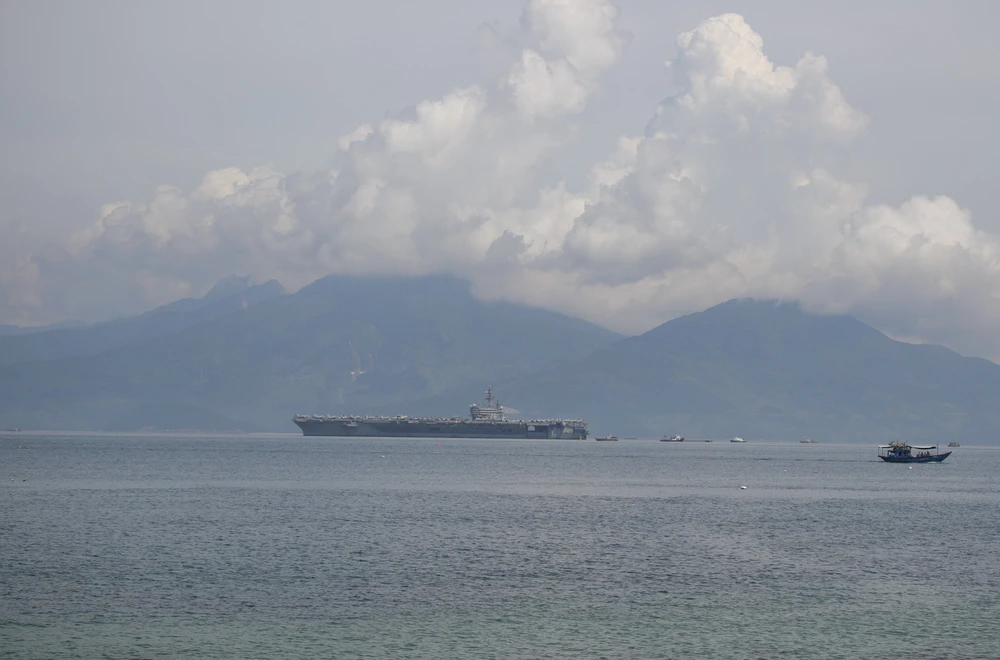 Tàu sân bay USS Ronald Reagan dài 333 m, rộng 77 m. Đây là tàu sân bay chạy bằng năng lượng hạt nhân với tầm hoạt động không giới hạn, tốc độ 55 km/h. Ảnh: TẤN VIỆT