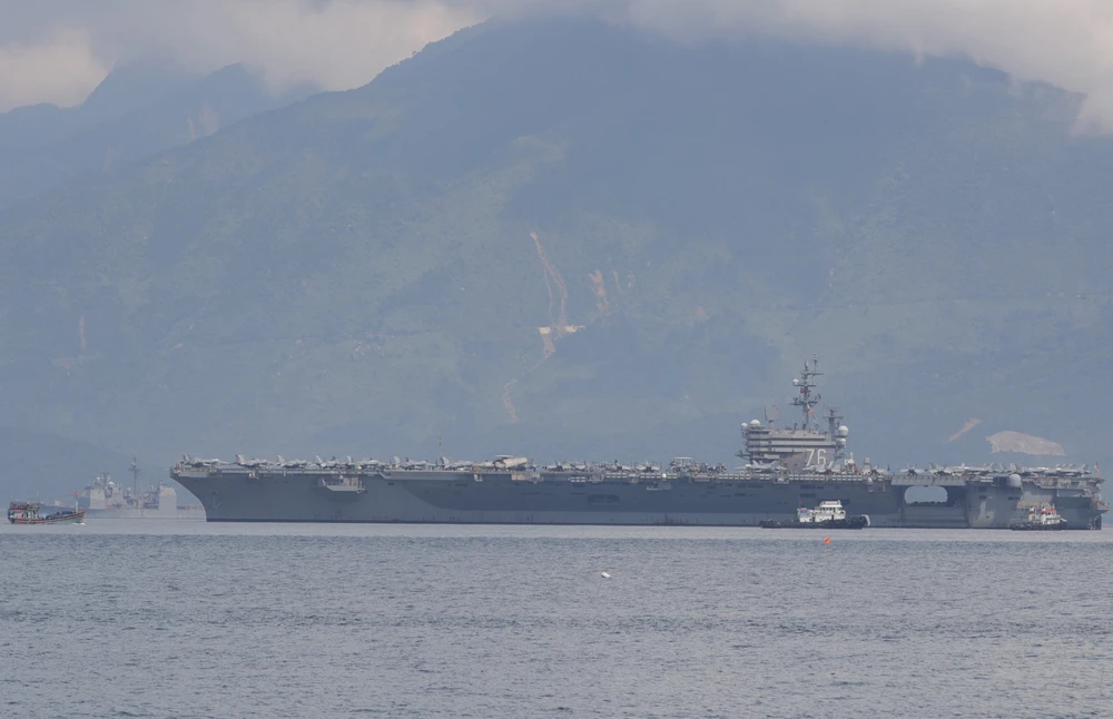 Tàu sân bay USS Ronald Reagan dài 333 m, rộng 77 m. Đây là tàu sân bay chạy bằng năng lượng hạt nhân với tầm hoạt động không giới hạn, tốc độ 55 km/h. Ảnh: TẤN VIỆT