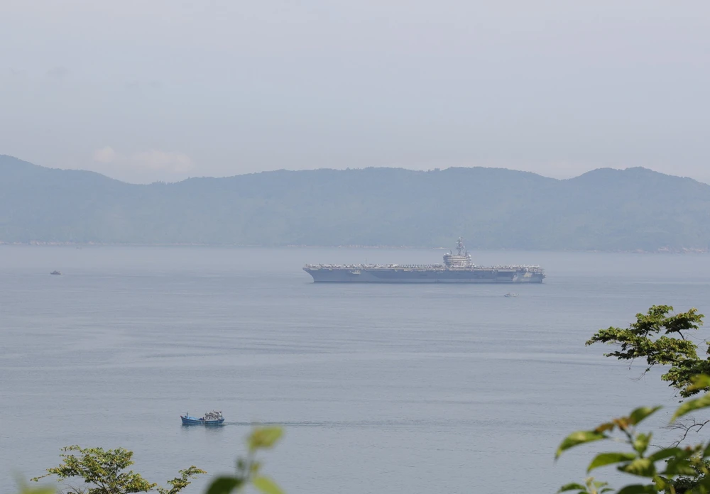 Tàu sân bay USS Ronald Reagan dài 333 m, rộng 77 m. Đây là tàu sân bay chạy bằng năng lượng hạt nhân với tầm hoạt động không giới hạn, tốc độ 55 km/h. Ảnh: TẤN VIỆT