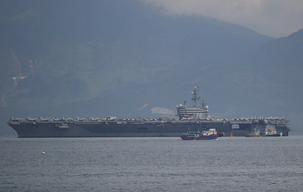 Tàu sân bay USS Ronald Reagan dài 333 m, rộng 77 m. Đây là tàu sân bay chạy bằng năng lượng hạt nhân với tầm hoạt động không giới hạn, tốc độ 55 km/h. Ảnh: TẤN VIỆT
