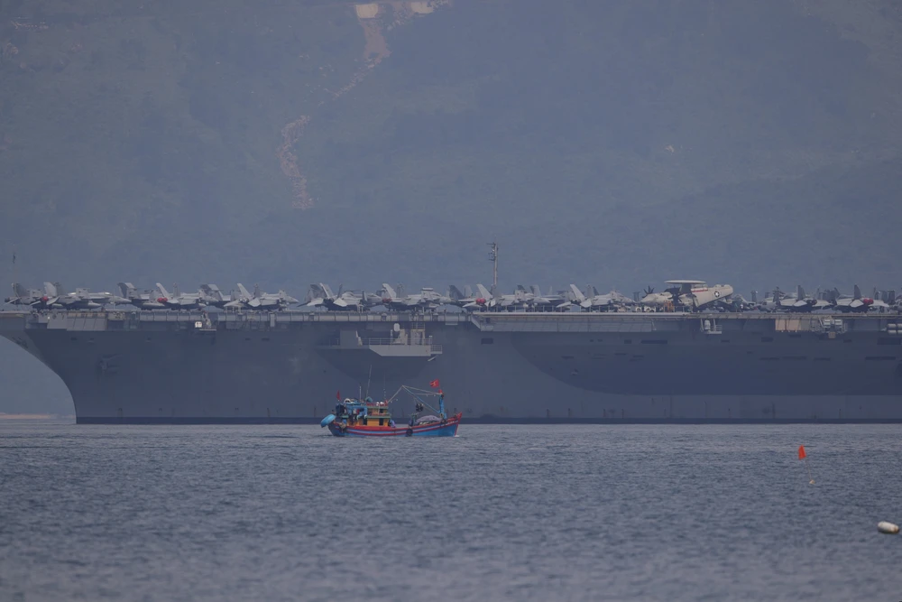 Tàu sân bay USS Ronald Reagan dài 333 m, rộng 77 m. Đây là tàu sân bay chạy bằng năng lượng hạt nhân với tầm hoạt động không giới hạn, tốc độ 55 km/h. Ảnh: TẤN VIỆT