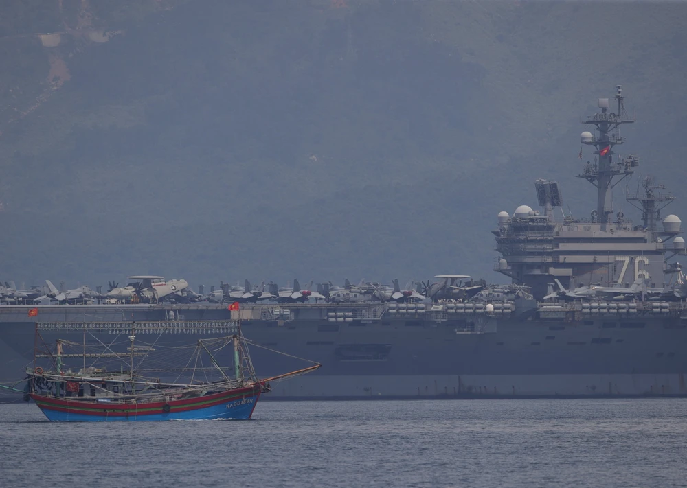 Tàu sân bay USS Ronald Reagan dài 333 m, rộng 77 m. Đây là tàu sân bay chạy bằng năng lượng hạt nhân với tầm hoạt động không giới hạn, tốc độ 55 km/h. Ảnh: TẤN VIỆT