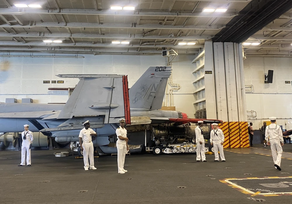 USS Ronald Reagan là tàu sân bay hạt nhân lớp Nimitz, dài 333 m, rộng 77 m. Ảnh: TV