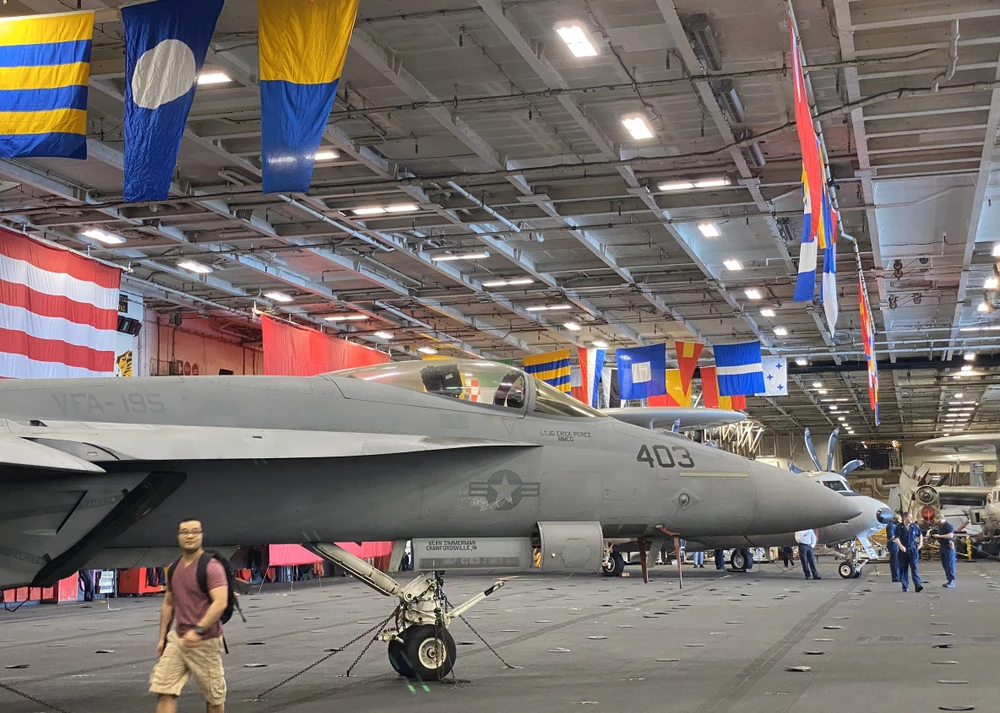 Tàu USS Ronald Reagan có thể chở hơn 5.000 thủy thủ và tàu có thể di chuyển liên tục bằng cách tiếp nhu yếu phẩm trên biển. Ảnh: TV