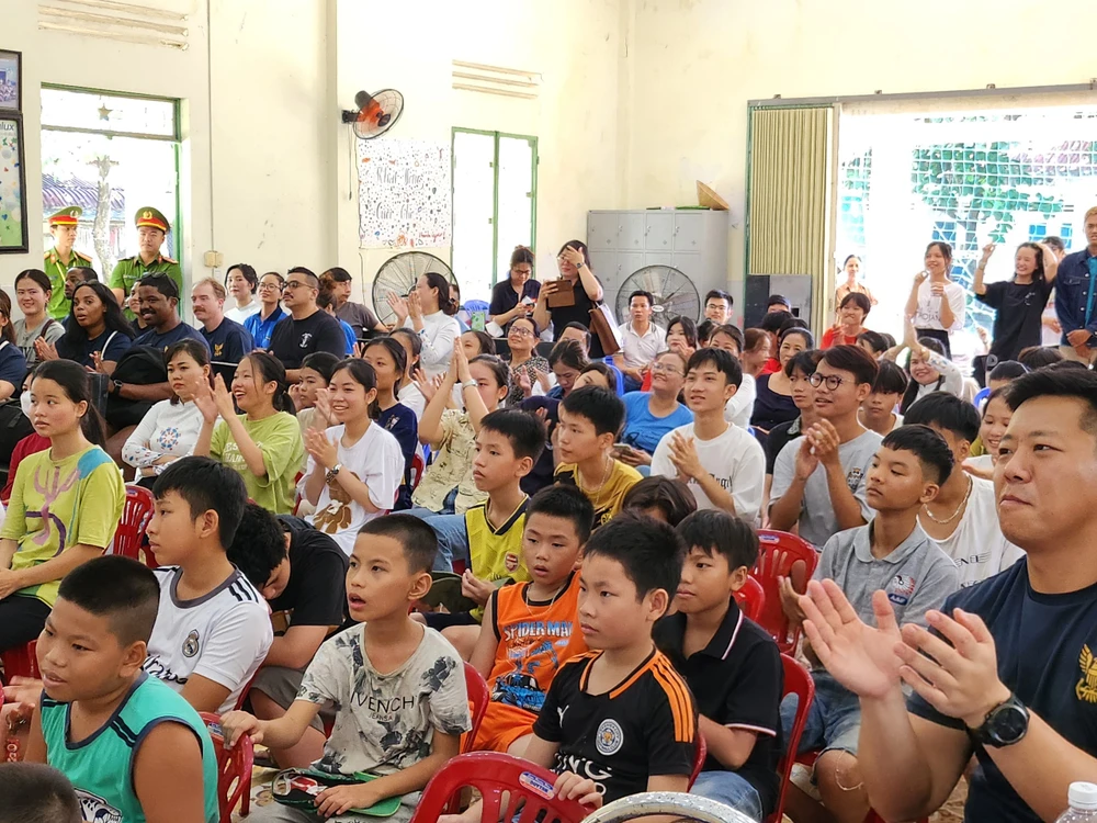 Những tràng vỗ tay không ngớt dành cho màn trình diễn của các thủy thủ hải quân Mỹ. Ảnh: TẤN VIỆT Những tràng vỗ tay không ngớt dành cho màn trình diễn của các thủy thủ hải quân Mỹ. Ảnh: TẤN VIỆT