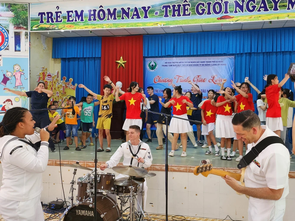 Trẻ em Làng Hy vọng và các thủy thủ hải quân Mỹ giao lưu văn nghệ. Ảnh: TẤN VIỆT Trẻ em Làng Hy vọng và các thủy thủ hải quân Mỹ giao lưu văn nghệ. Ảnh: TẤN VIỆT