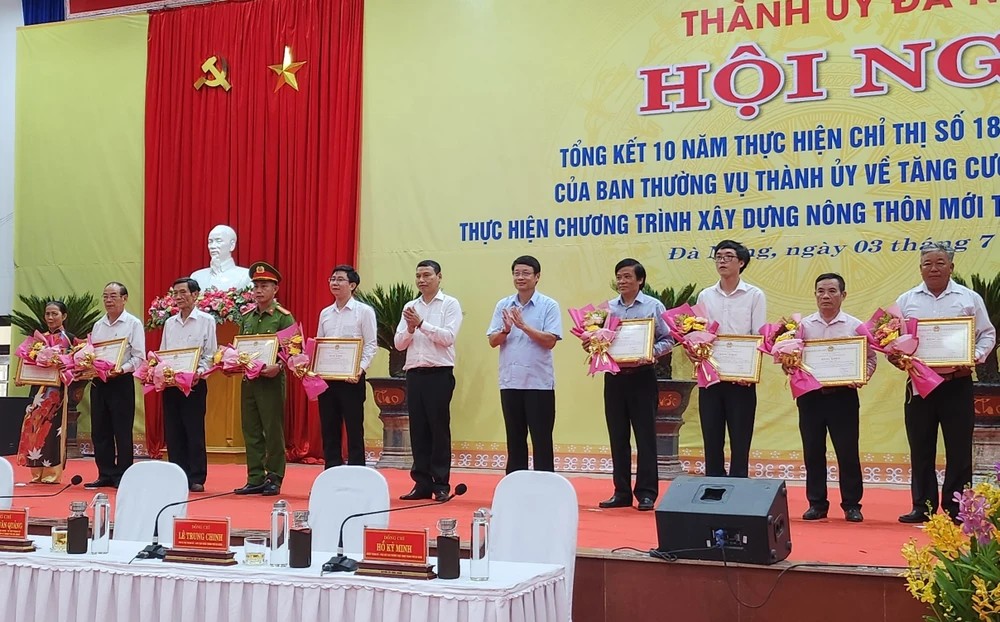 Thành ủy Đà Nẵng khen thưởng cho 15 tập thể và 10 cá nhân có thành tích xuất sắc trong thực hiện Chỉ thị 18/2012. Ảnh: TẤN VIỆT