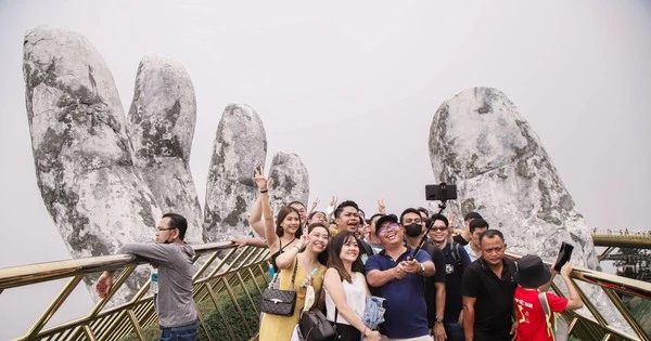 Du khách tham quan Cầu Vàng trên khu du lịch Bà Nà Hills Đà Nẵng. Ảnh: SG