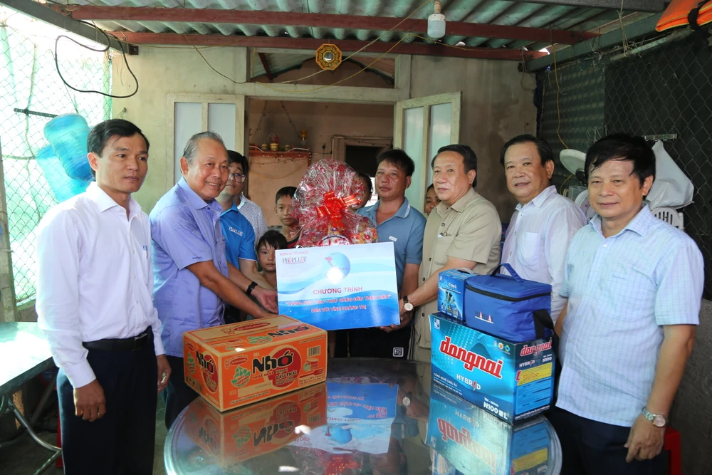 Ngư dân Bùi Đình Sơn xúc động nhận quà từ chương trình "Cùng ngư dân thắp sáng đèn trên biển". Ảnh: TRƯỜNG GIANG