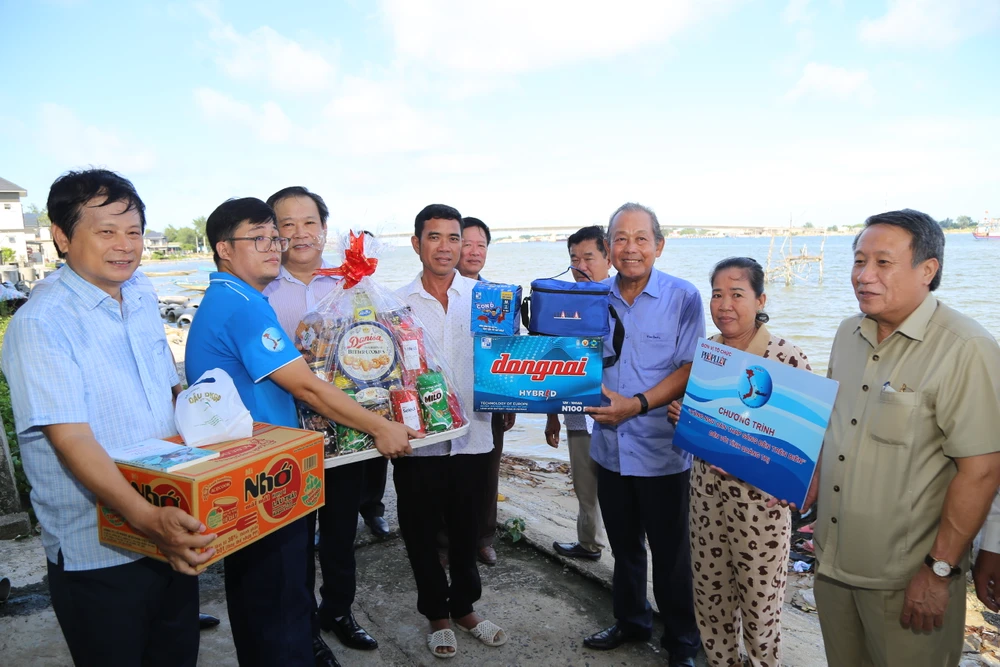 Ngư dân Lê Gia Huy nhận quà từ chương trình. Ảnh: TRƯỜNG GIANG