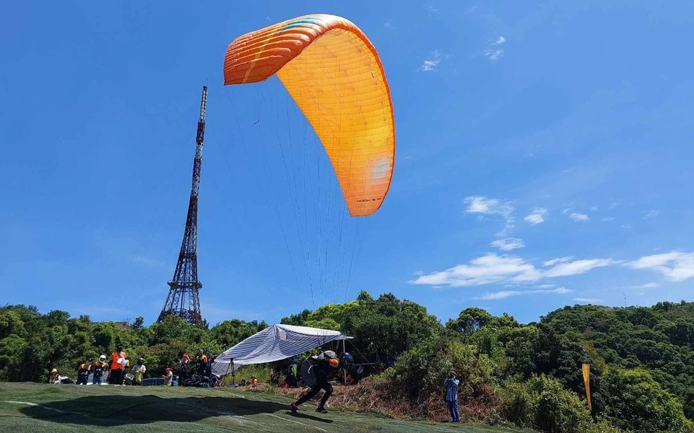 Điểm xuất phát của màn trình diễn là trên núi Sơn Trà. Ảnh: TV dù lượn đà nẵng