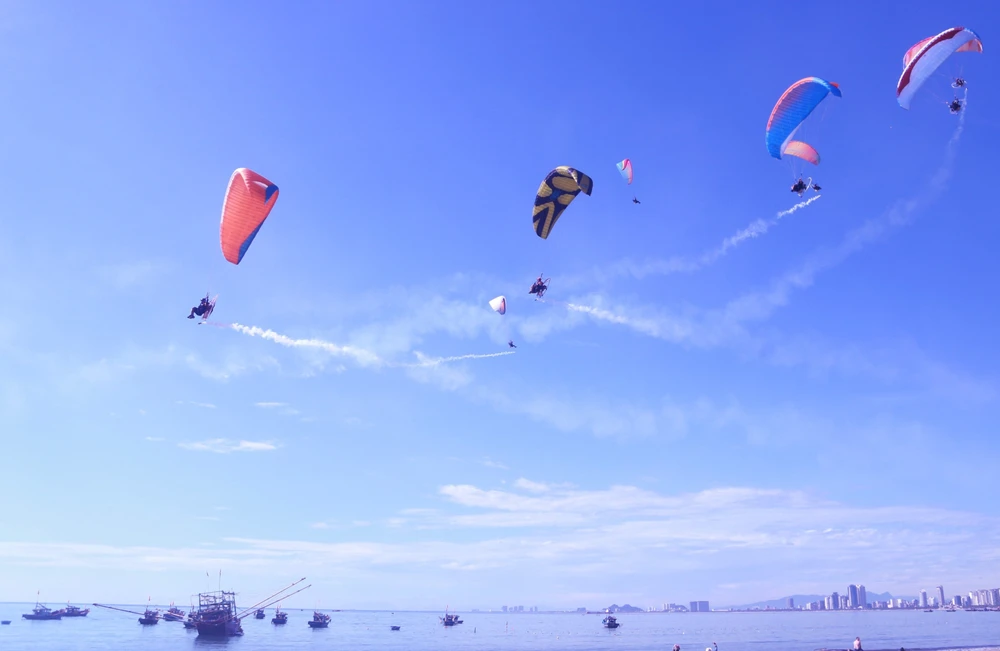 Thời tiết đẹp càng giúp các màn trình diễn trở nên mãn nhãn hơn. Ảnh: TV dù lượn đà nẵng