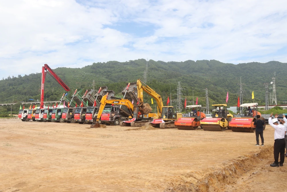 Phương tiện cơ giới tập kết tại dự án. Ảnh: TẤN VIỆT