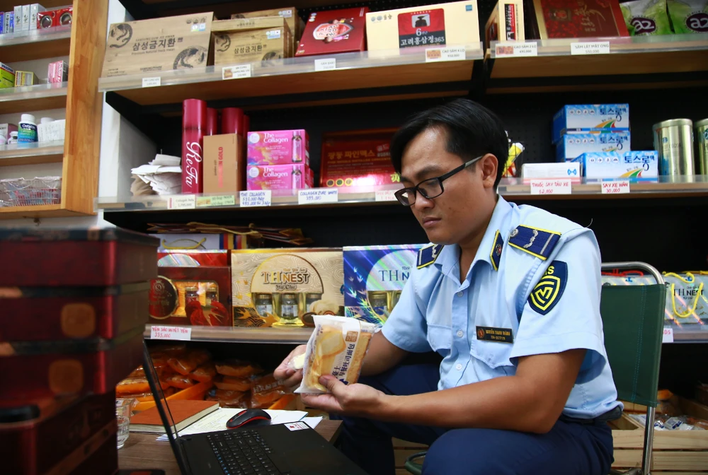 Lực lượng QLTT Đà Nẵng kiểm tra các sản phẩm bánh. Ảnh: QLTT