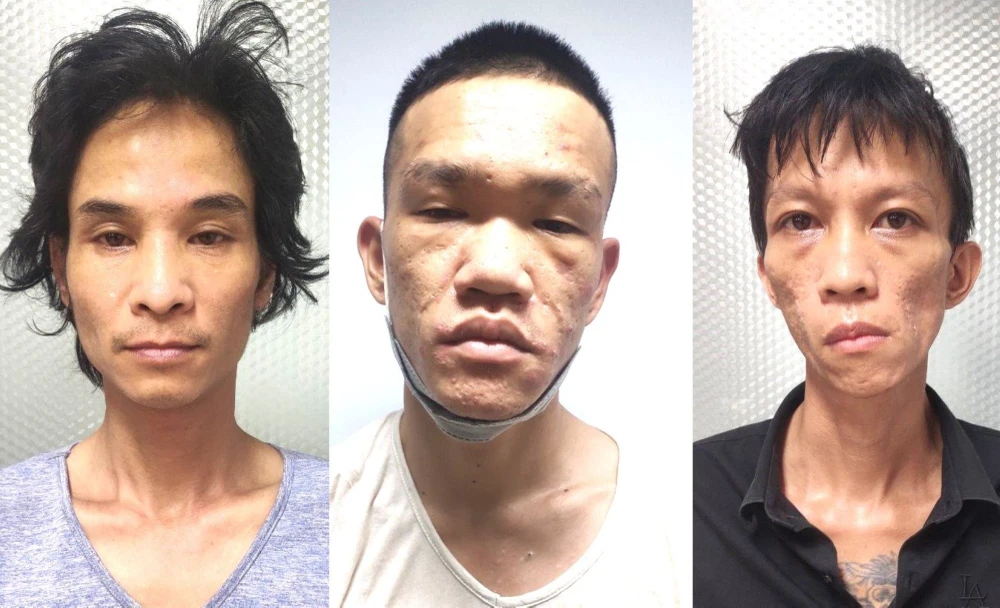 cầm súng dọa đối thủ