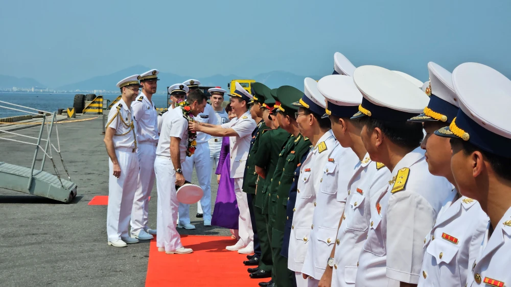 tàu tuần dương của hải quân pháp thăm đà nẵng