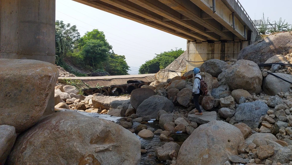 suối lương khô cạn