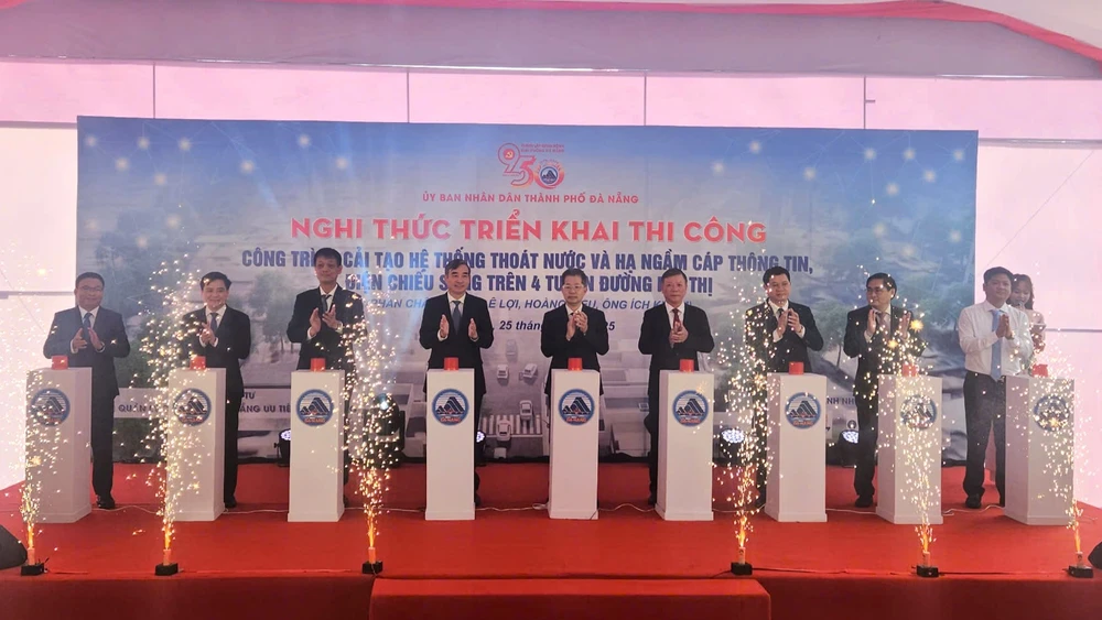 Đà Nẵng khởi công dự án Cải tạo hệ thống thoát nước và hạ ngầm cáp thông tin, điện chiếu sáng trên bốn tuyến đường nội thị. Ảnh: TẤN VIỆT