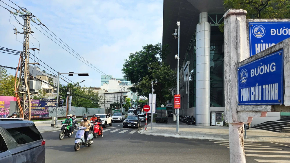 Phan Châu Trinh là một trong bốn tuyến đường được hạ ngầm cáp thông tin, điện chiếu sáng. Ảnh: TẤN VIỆT