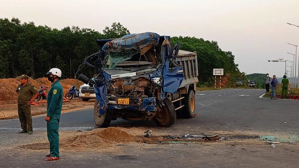 xe tải va chạm với xe khách