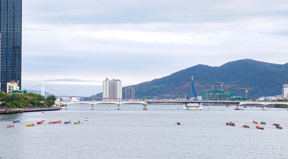 đua thuyền truyền thống trên sông Hàn