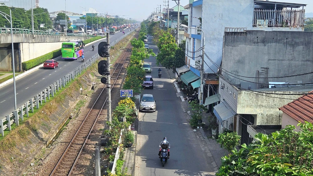 hiến đất mở đường