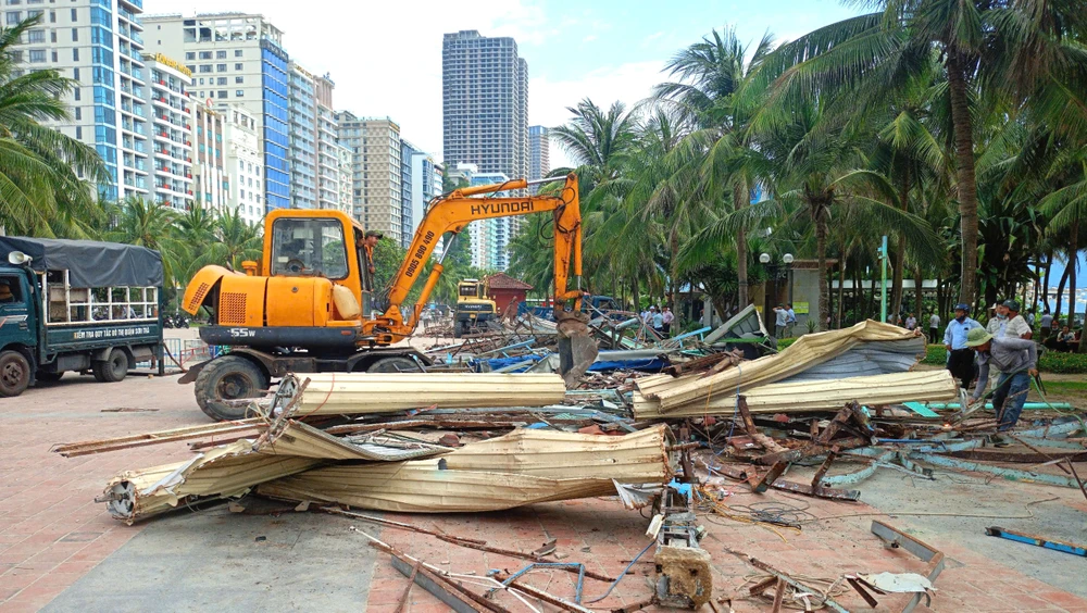 cưỡng chế dãy kiot ven biển